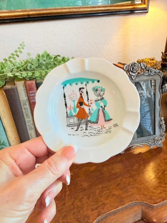 Vintage Limoges, Anchor Hocking Milk Glass & Porcelain Ashtray Bundle - Picture 9 of 16